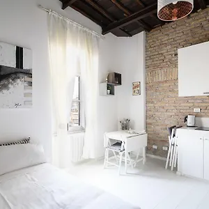 White Ostilia Apartment